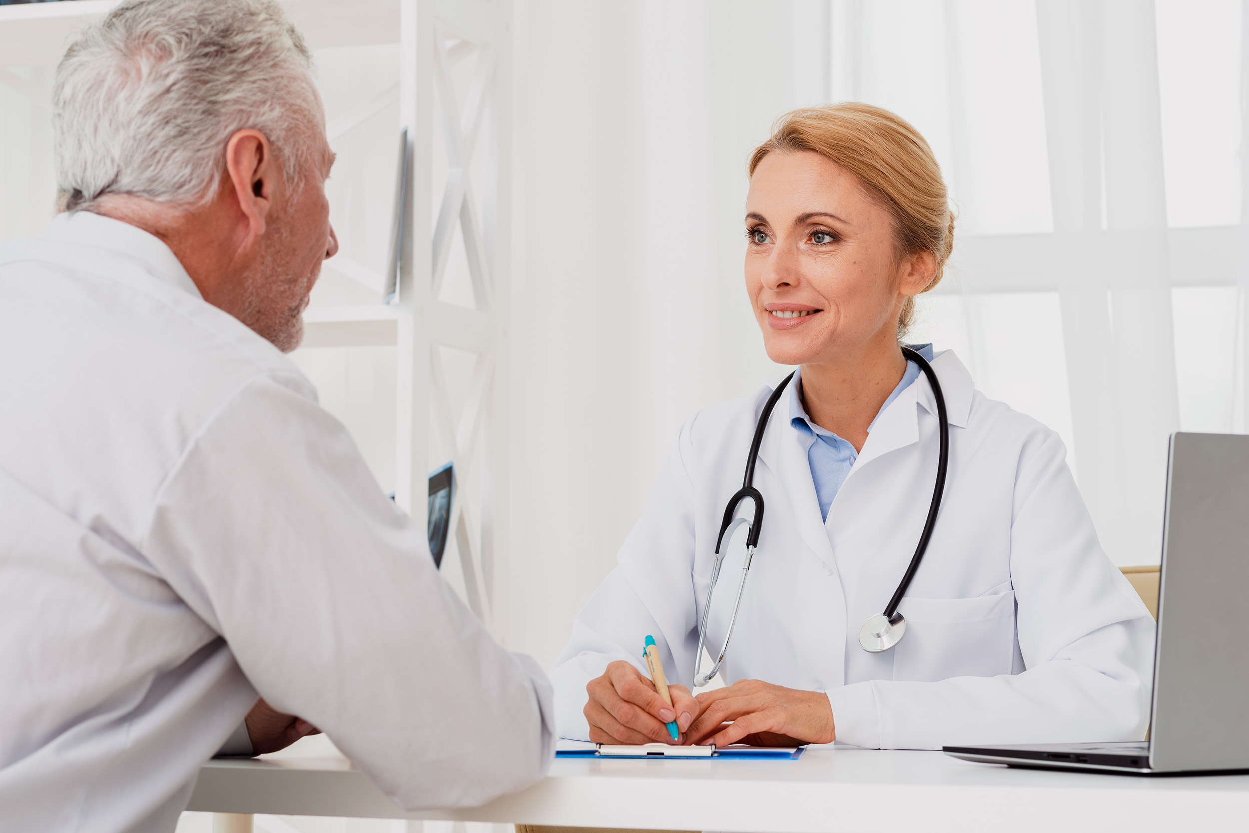 Docteur discutant avec un patient